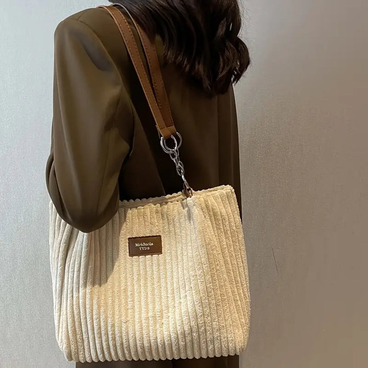 Amanda Kadın Shopper Çanta – Geniş İç Hacimli ve Ayarlanabilir Askılı, Şık Kadife Çanta