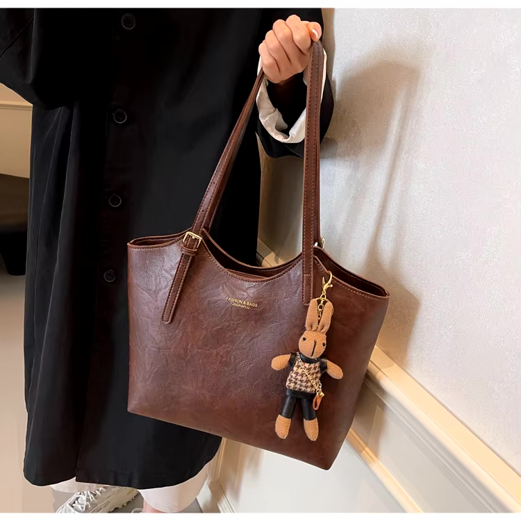 Emma Rustic Edge Tote – Ekolojik Deriden Dekoratif Anahtarlıklı Geniş Vintage Çanta