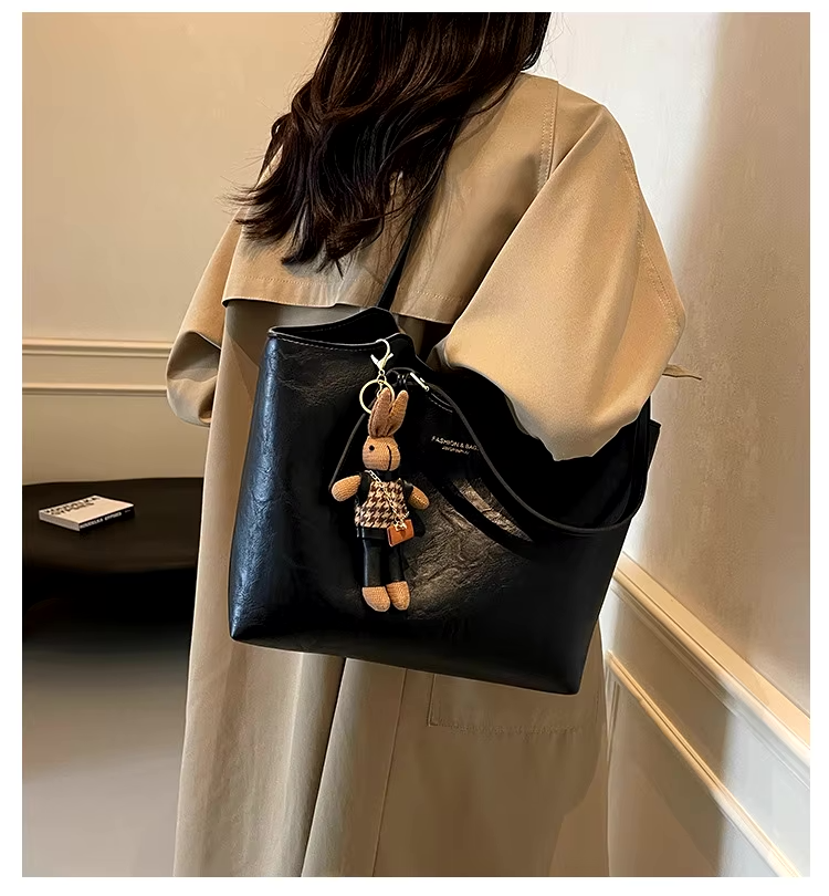 Emma Rustic Edge Tote – Ekolojik Deriden Dekoratif Anahtarlıklı Geniş Vintage Çanta