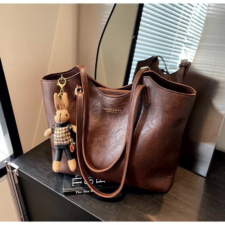 Emma Rustic Edge Tote – Ekolojik Deriden Dekoratif Anahtarlıklı Geniş Vintage Çanta
