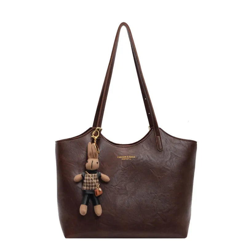 Emma Rustic Edge Tote – Ekolojik Deriden Dekoratif Anahtarlıklı Geniş Vintage Çanta