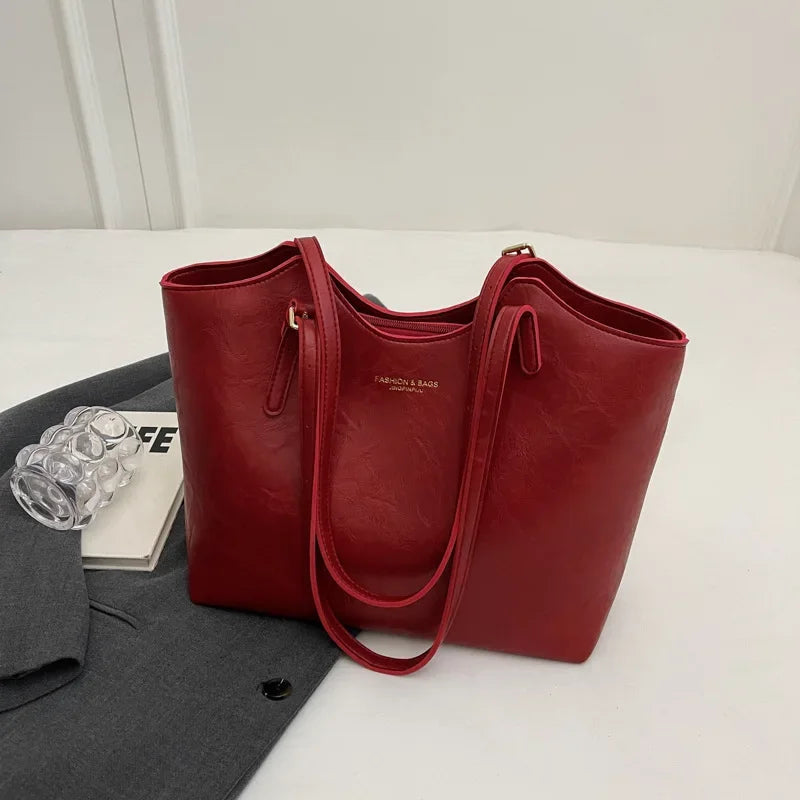 Emma Rustic Edge Tote – Ekolojik Deriden Dekoratif Anahtarlıklı Geniş Vintage Çanta