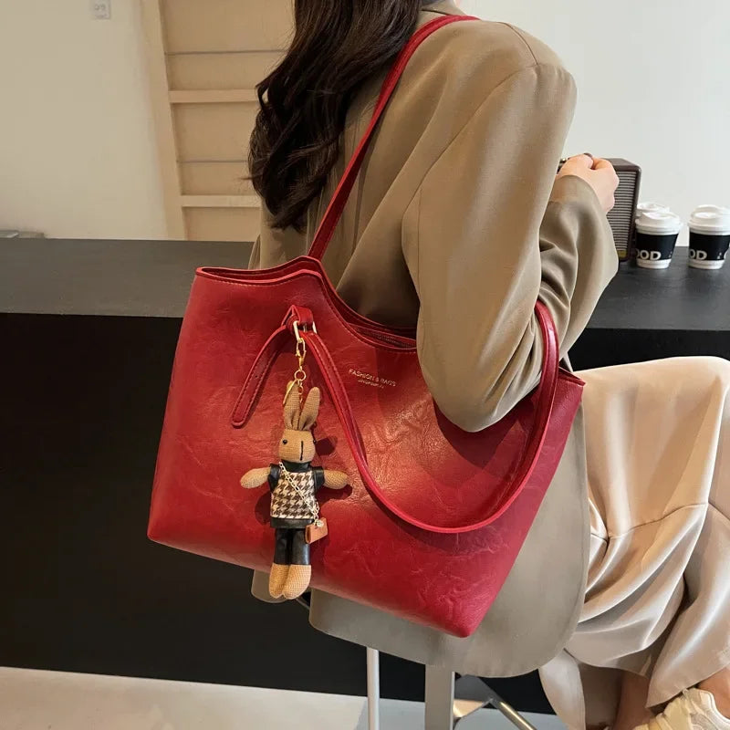 Emma Rustic Edge Tote – Ekolojik Deriden Dekoratif Anahtarlıklı Geniş Vintage Çanta