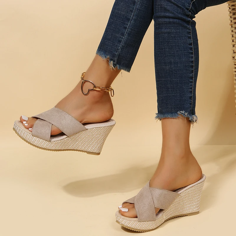 Jenna Kadın Sandalet – Ortopedik Dolgu Topuklu, Ergonomik Tabanlı ve Şık Tasarımlı Sandalet