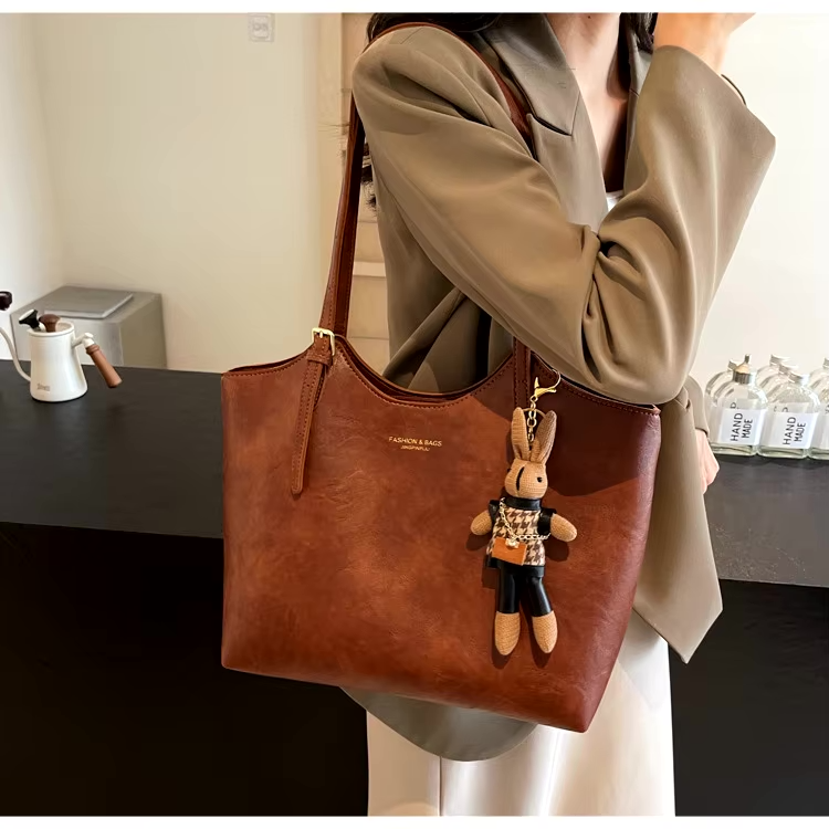 Emma Rustic Edge Tote – Ekolojik Deriden Dekoratif Anahtarlıklı Geniş Vintage Çanta