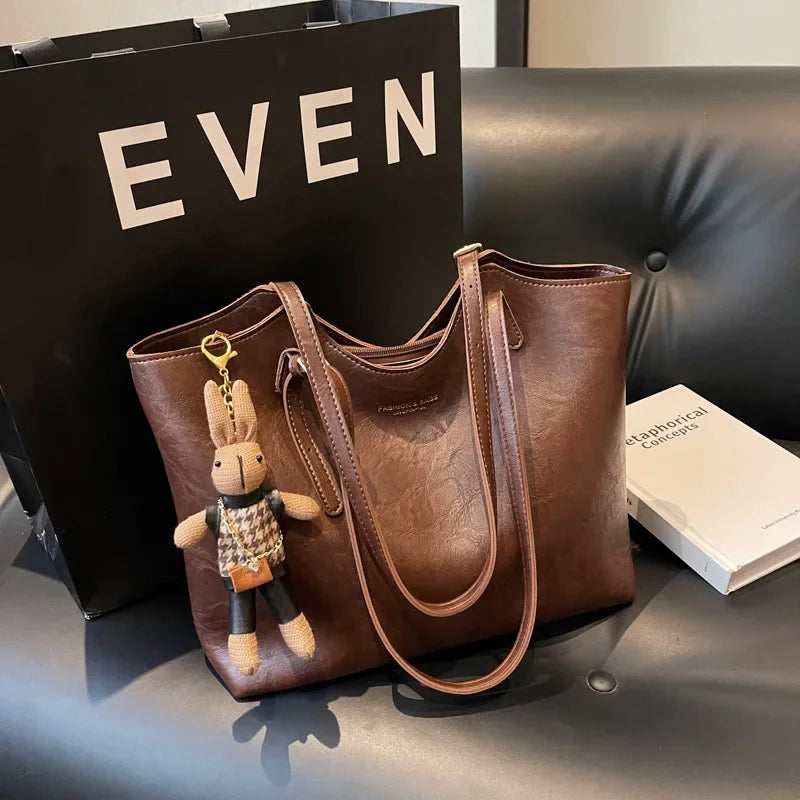 Emma Rustic Edge Tote – Ekolojik Deriden Dekoratif Anahtarlıklı Geniş Vintage Çanta